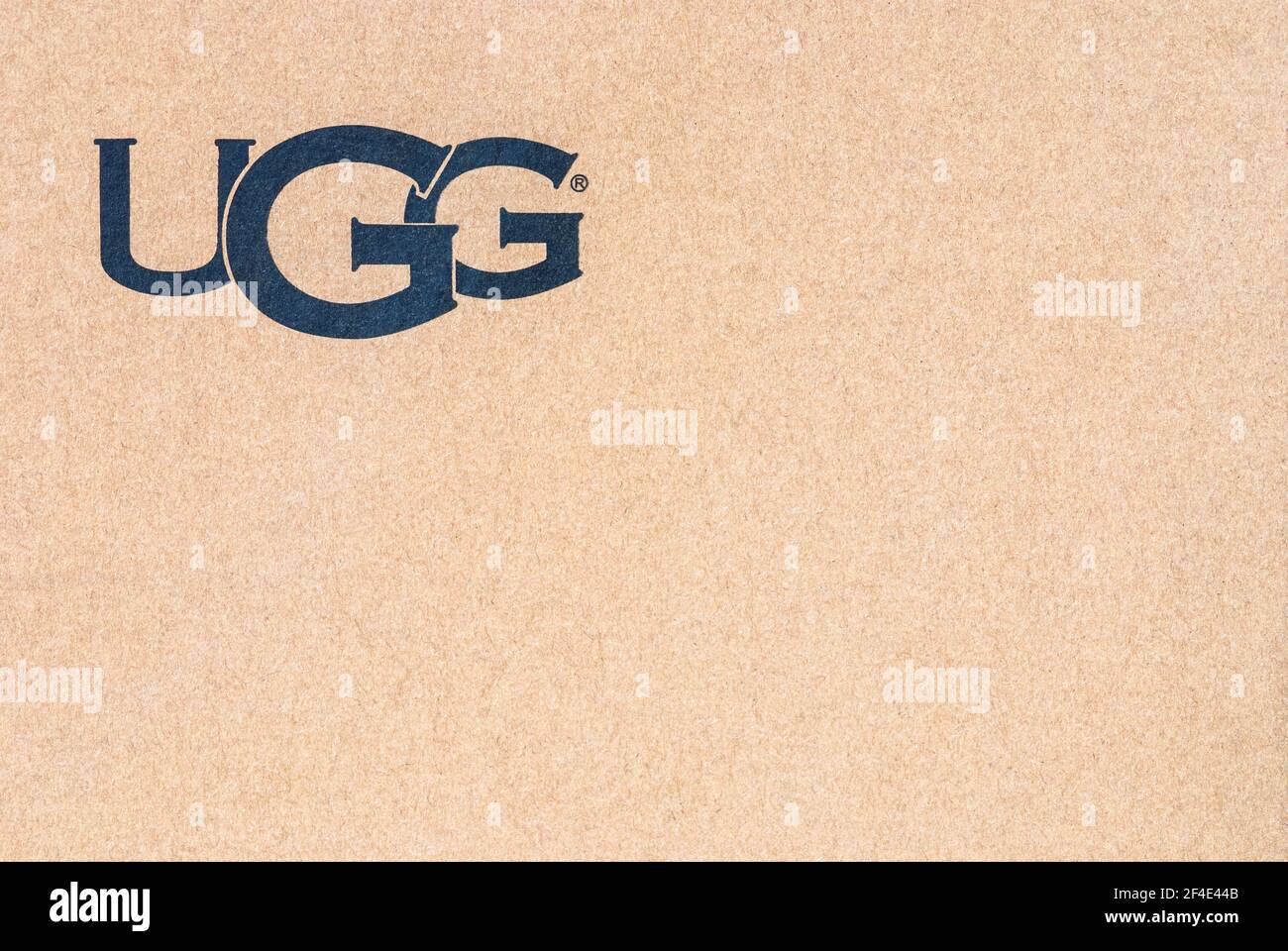 Logo de la marque UGG Shoe Company sur boîte à chaussures en carton,  Moscou, 13 mars 2021 Photo Stock - Alamy