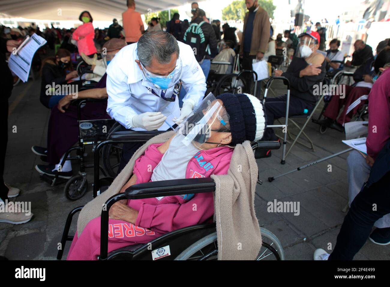 NEZAHUALCOYOTL, MEXIQUE - MARS 19 : une personne âgée reçoit une dose de Spoutnik V, pendant la vaccination de masse du programme national de vaccination des adultes de plus de 60 ans contre la maladie de Covid-19, à l'intérieur de l'unité sportive de Nezahualcoyotl située dans la municipalité de Nezahualcoyotl, État du Mexique. Le 19 mars 2021 à Nezahualcoyotl City, Mexique. CRÉDIT : Angel Morales Rizo/Groupe Eyepix/accès photo Banque D'Images