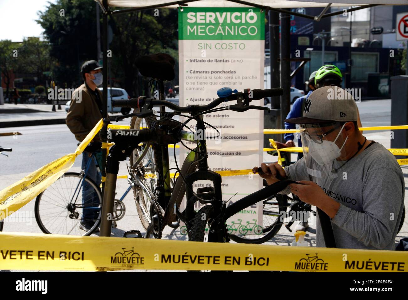 MEXICO, MEXIQUE - MARS 14 : une personne participe à la reprise du programme de déménagement à vélo à l'avenue Reforma. Le programme déplacer à vélo du ministère de la mobilité de Mexico a enregistré un afflux de 53,376 personnes pendant ses 6 heures de durée lors de sa première promenade du dimanche. Le Move by Bike dispose d'un parcours de 23 kilomètres, depuis le Paseo de la Reforma jusqu'à juste avant la basilique de Guadalupe. Les familles, les athlètes, les cyclistes, les patineurs et les animaux de compagnie ont profité de la reprise du programme Move by Bicycle. Le 14 mars 2021 à Mexico, Mexique. Crédit : Luis Barron/Groupe Eyepix/accès photo Banque D'Images