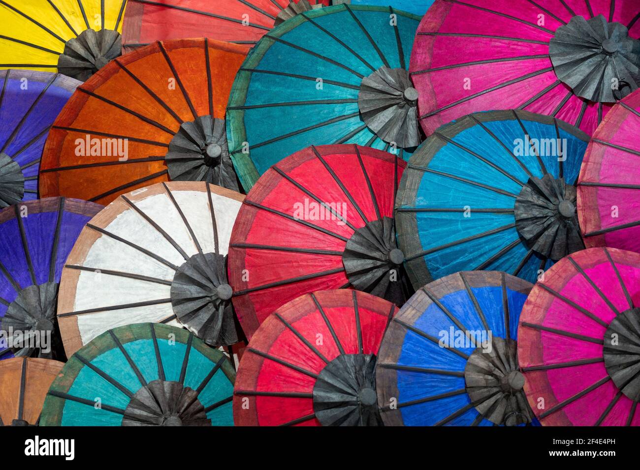 Parasols colorés au marché traditionnel de rue à Luang Prabang, Laos. Banque D'Images