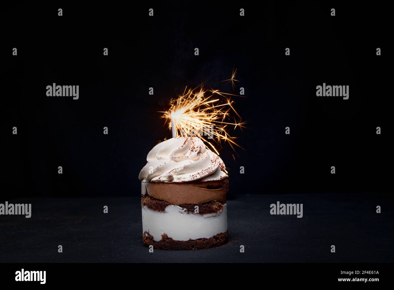 Delicious Birthday Cupcake Avec Bougie D Artifice Sur La Table Sur Un Fond Sombre Photo Stock Alamy