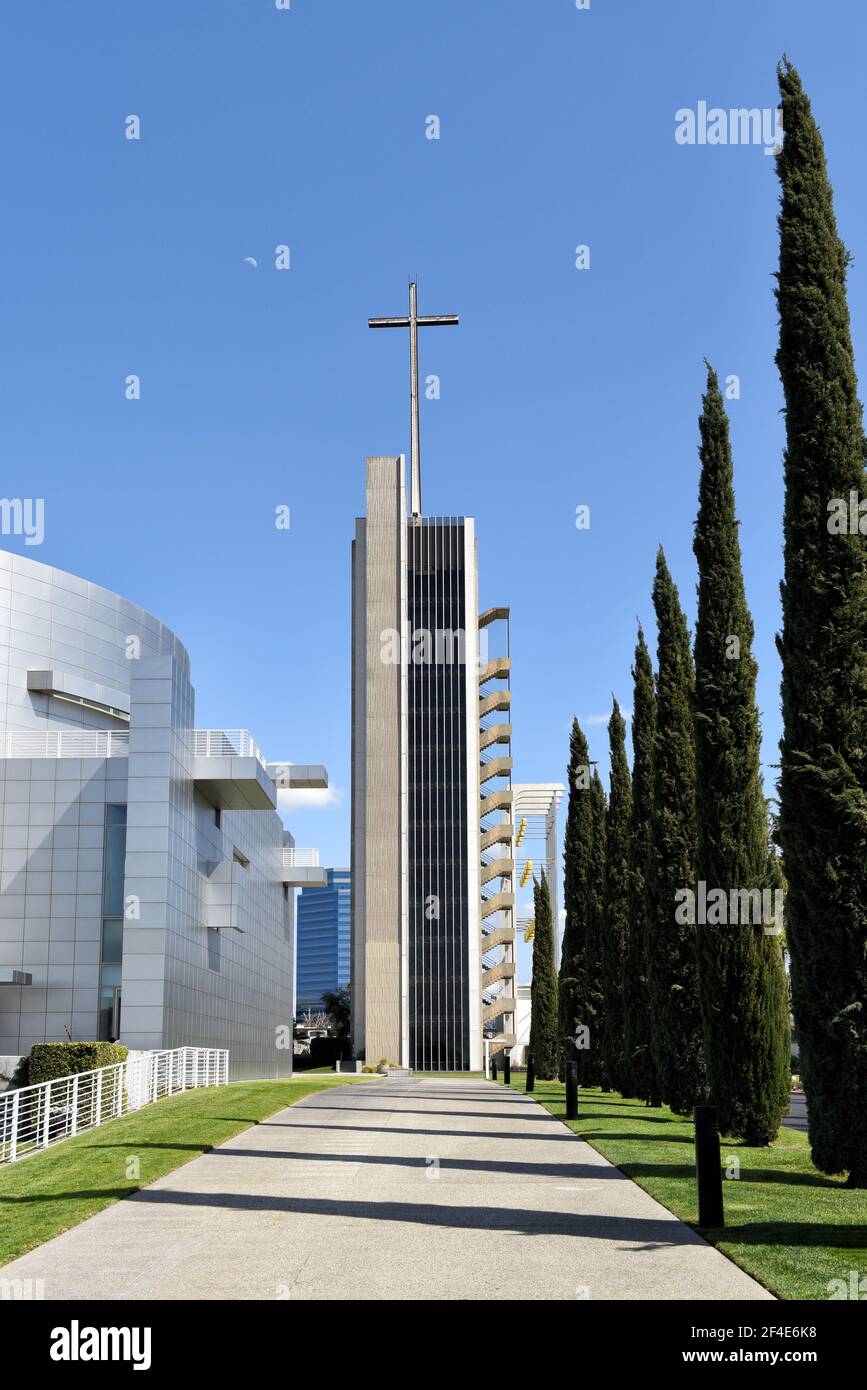 GARDEN GROVE, CALIFORNIE - 20 MARS 2021 : Tour de l'espoir à la Cathédrale de cristal. Banque D'Images