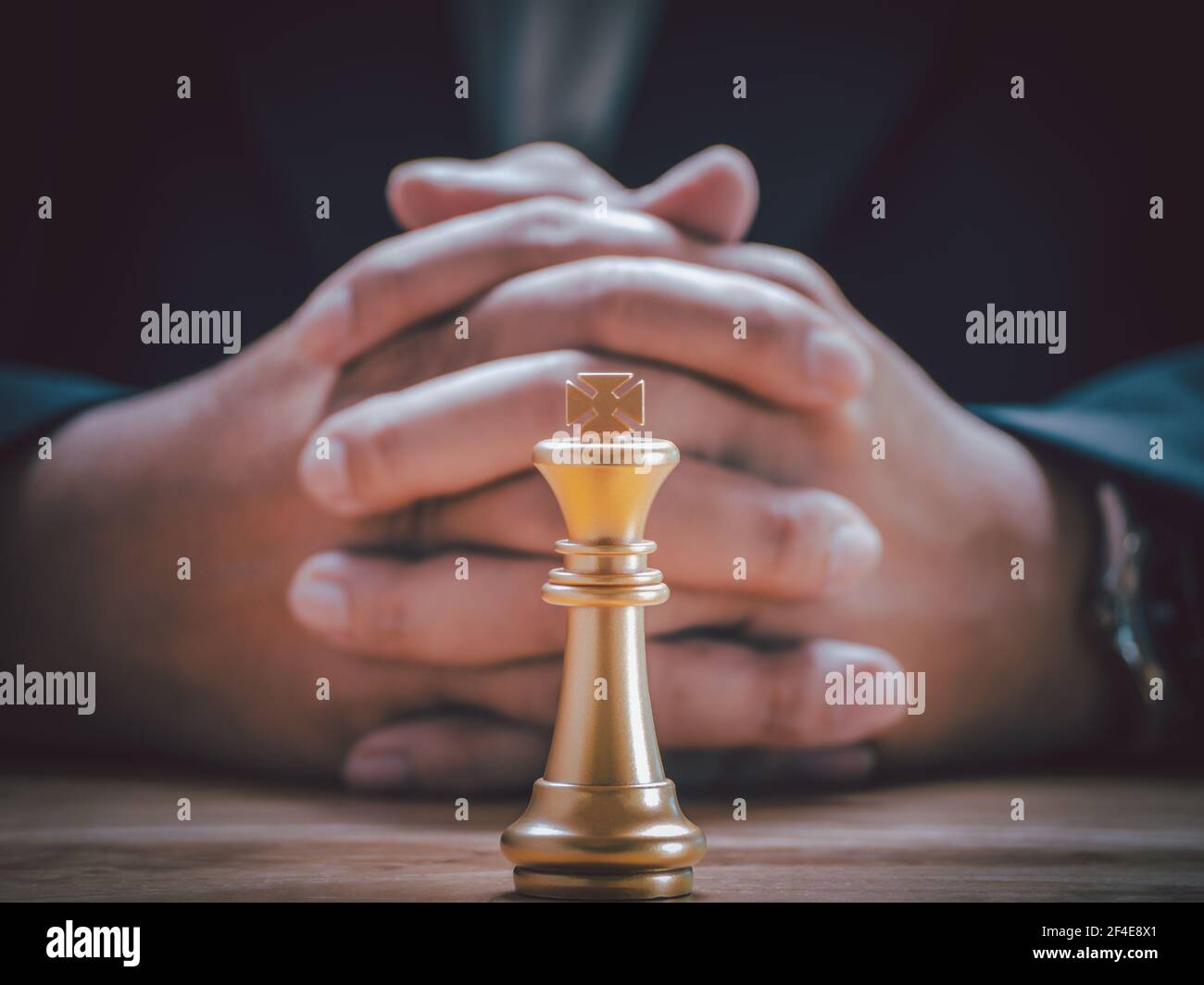 Le roi d'or d'échecs avec l'homme d'affaires a claspé la planification et la stratégie de main. Objectif de décision et de réalisation dans le concept de compétition. Banque D'Images