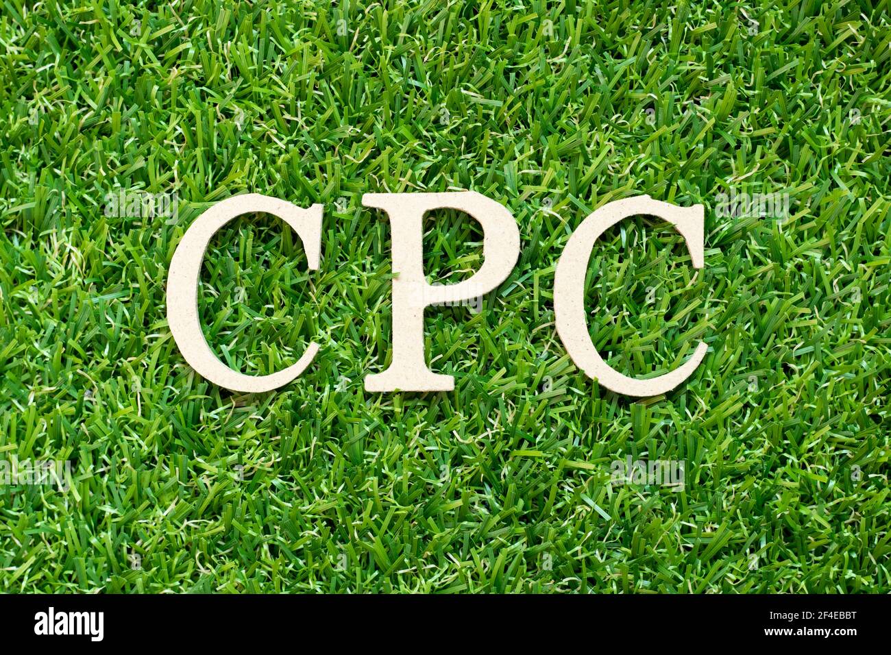 Lettre alphabétique dans le mot CPC (abréviation du coût par clic) sur fond vert Banque D'Images