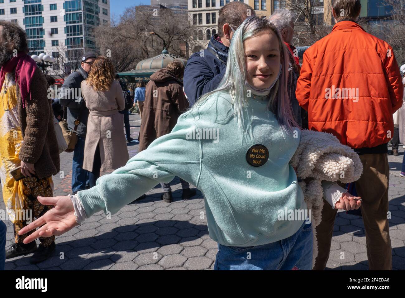 NEW YORK, NY - MARS 20: Une jeune femme porte un bouton qui a lu "pas moi pas de coup de covid" à Union Square dans un 'Freedom Rally' en soutien à l'anti-masque et anti-vaccin le 20 mars 2021 à New York City. Crédit : Ron Adar/Alay Live News Banque D'Images