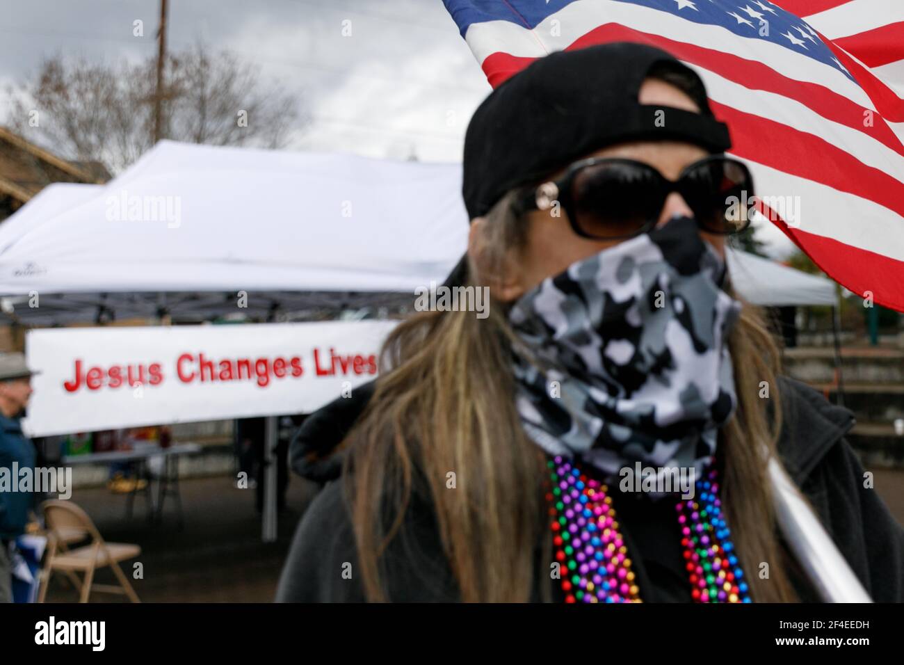Les groupes pour et contre les droits des gays ont organisé des manifestations dans les coins de rue opposés du conservateur rural Sandy, Oregon, le 20 mars 2021. Les « Rivers of Living Water unirent l'église pentecôtiste » et les fiers garçons, un groupe nationaliste d'extrême-droite s'est réuni pour un rassemblement visant à célébrer la « famille hétérosexuelle naturelle », tandis qu'un groupe de plusieurs centaines de partisans du LGBTQ se sont rassemblés de l'autre côté de la rue alors que la police maintenait les deux groupes séparés. (Photo de John Rudoff/Sipa USA) Banque D'Images