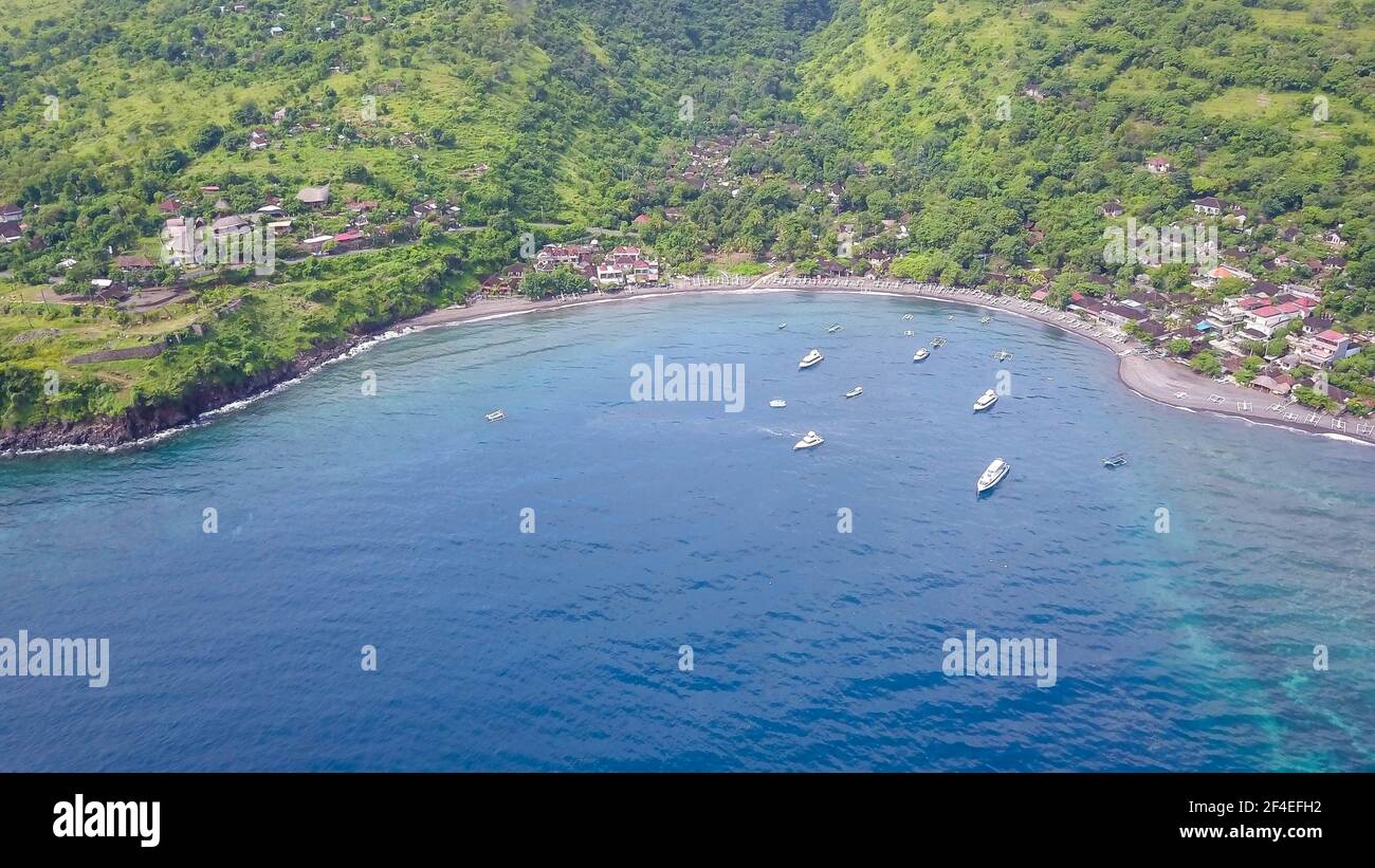 Vue aérienne sur les drones depuis la mer jusqu'à la baie de Jemeluk. Amed devient rapidement une destination touristique populaire à Bali, en Indonésie. C'est une maison à excellent Banque D'Images