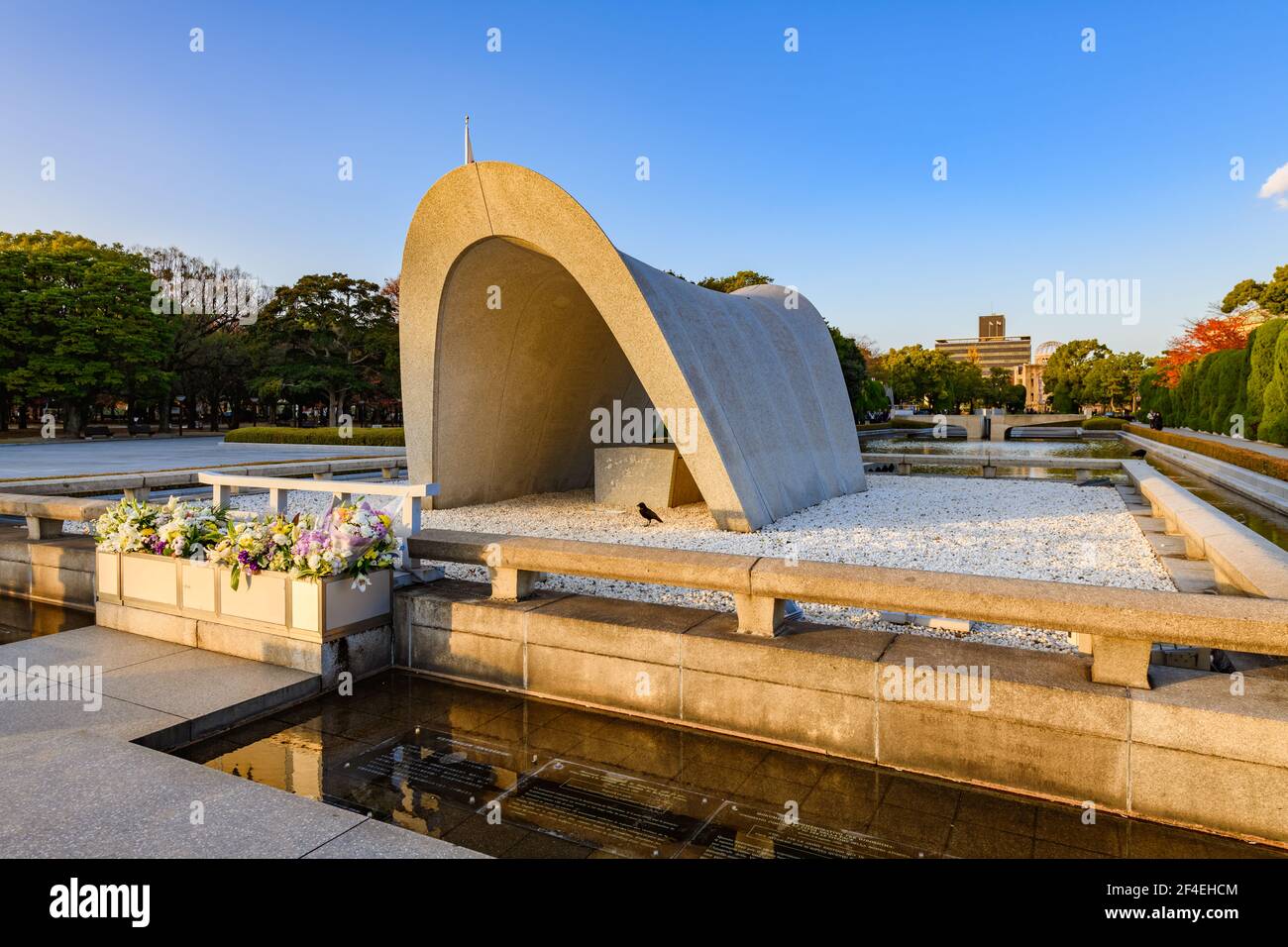 Hiroshima, Japon - 29 novembre 2018 : monument commémoratif de la paix au cénotaphe en souvenir des victimes de la bombe atomique. Le parc commémoratif de la paix d'Hiroshima est visi Banque D'Images