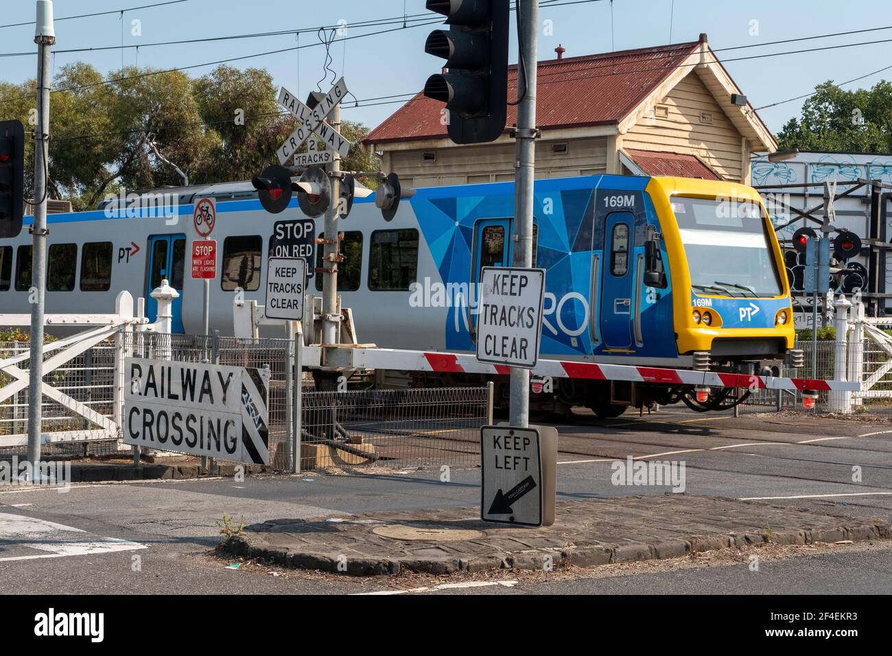 Un train passant par un passage à niveau à Clifton Hill, Melbourne, Victoria, Australie Banque D'Images