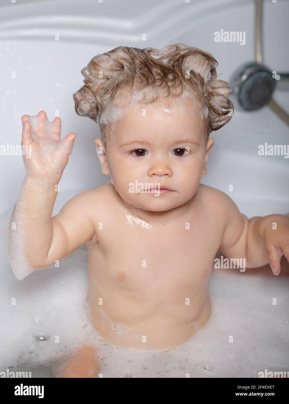 Enfant Dans La Douche Laver Adorable Bebe Dans La Salle De Bains Enfant Avec Du Savon Suds Sur Le Bain De Prise De Cheveux Portrait En Gros Plan D Un Enfant Souriant Des