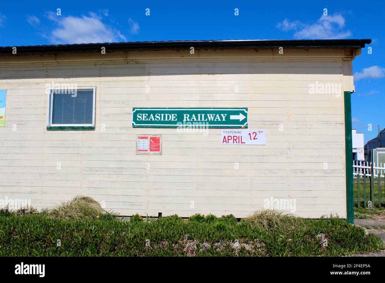 Bâtiment ferroviaire de bord de mer de l'île Hayling avec signalisation ouverte le 12 avril. Banque D'Images