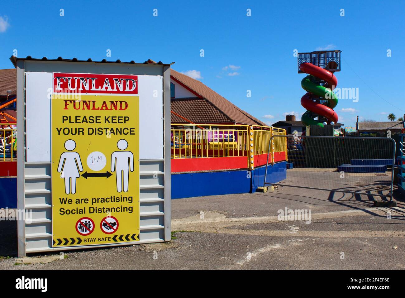 Panneau social de distance à Funland Fun Fair sur Hayling Island, Hampshire. Le lieu est abandonné car il doit rester fermé. Pas de plaisir. Banque D'Images