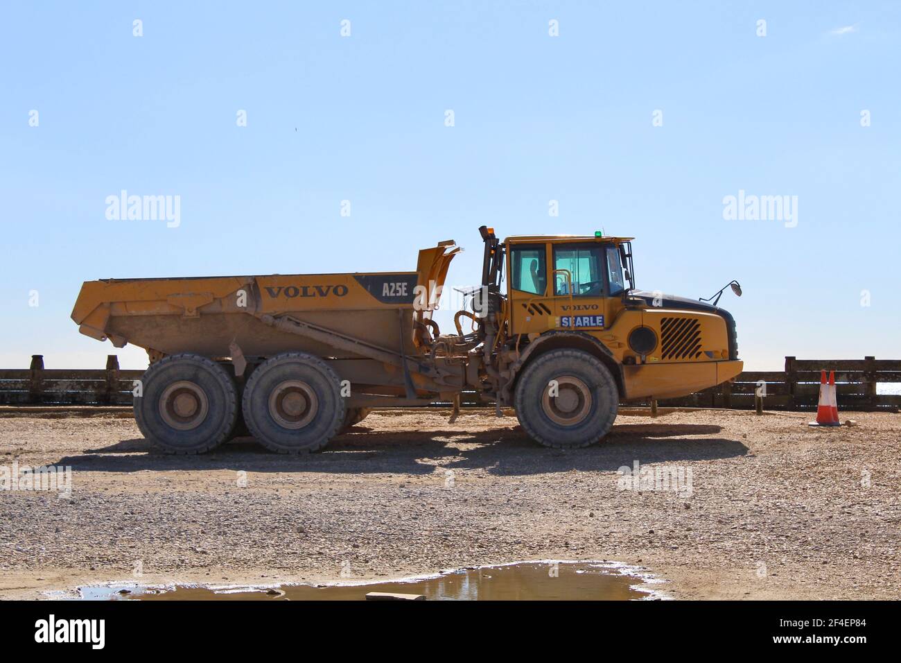 Camion-benne impliqué dans des travaux de défense maritime sur l'île Hayling. Espace de texte bleu ciel pour ajouter du texte. Banque D'Images