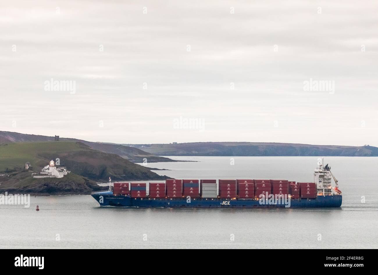 Roches point, Cork, Irlande. 21 mars 2021. Après un voyage au départ du navire à conteneurs de Southampton, Independent Pursuit est sur le point de passer le phare de Roches point alors qu'elle se dirige vers Ringaskiddy pour collecter davantage de fret pour un voyage ultérieur vers les États-Unis. - crédit; David Creedon / Alamy Live News Banque D'Images