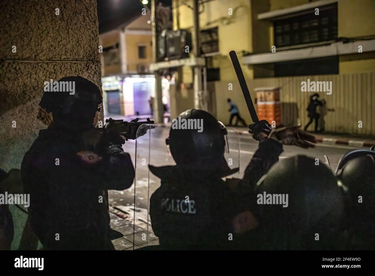 Un policier anti-émeute a pour but d'utiliser un pistolet en caoutchouc pour les photojournalistes qui leur demandent de quitter la zone lors d'une manifestation anti-gouvernementale à Bangkok. Des milliers de manifestants pro-démocratie se sont rassemblés près du Grand Palais de Sanam Luang pour réclamer la démission du Premier ministre thaïlandais et la réforme de la monarchie. Les manifestants ont également dénoncé l'utilisation de la loi de la majorité Lese en vertu de l'article 112 du code pénal. La manifestation organisée par le REDEM (Restart Democracy) s'est soldée par plusieurs affrontements, l'utilisation de canons à eau, de gaz lacrymogènes et de balles en caoutchouc, qui avaient fait plusieurs blessés. (Photo par G Banque D'Images