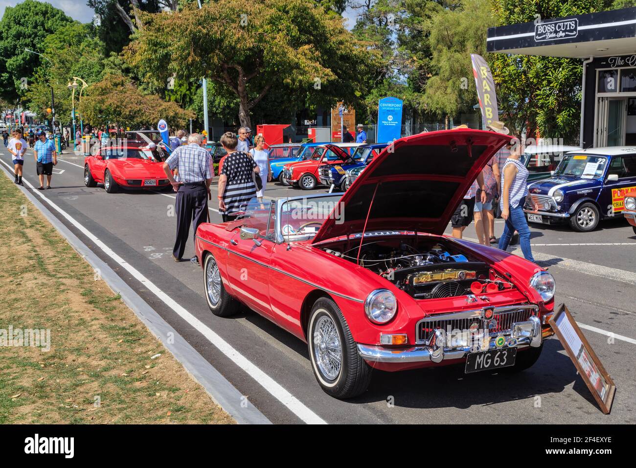 Une voiture de sport 1963 MG Tourer rouge vif à un salon de voiture classique en plein air Banque D'Images