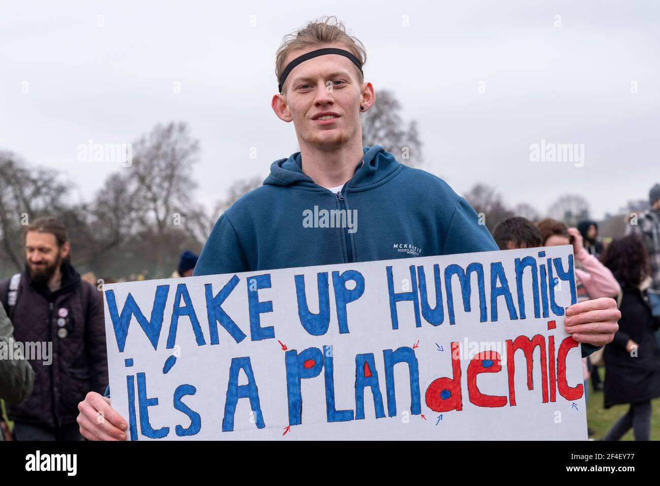 Un manifestant avec un écriteau de plpandémique lors d'une marche de protestation anti-verrouillage de la COVID 19 à Westminster, Londres, Royaume-Uni. Blanc caucasien avec signe de conspiration Banque D'Images