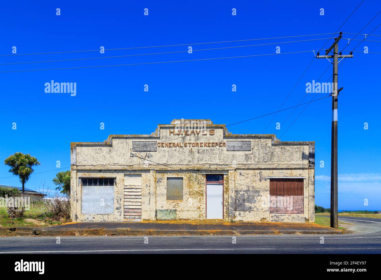 Un ancien magasin général abandonné, construit vers 1928, à Otakeho, une petite colonie en Nouvelle-Zélande Banque D'Images