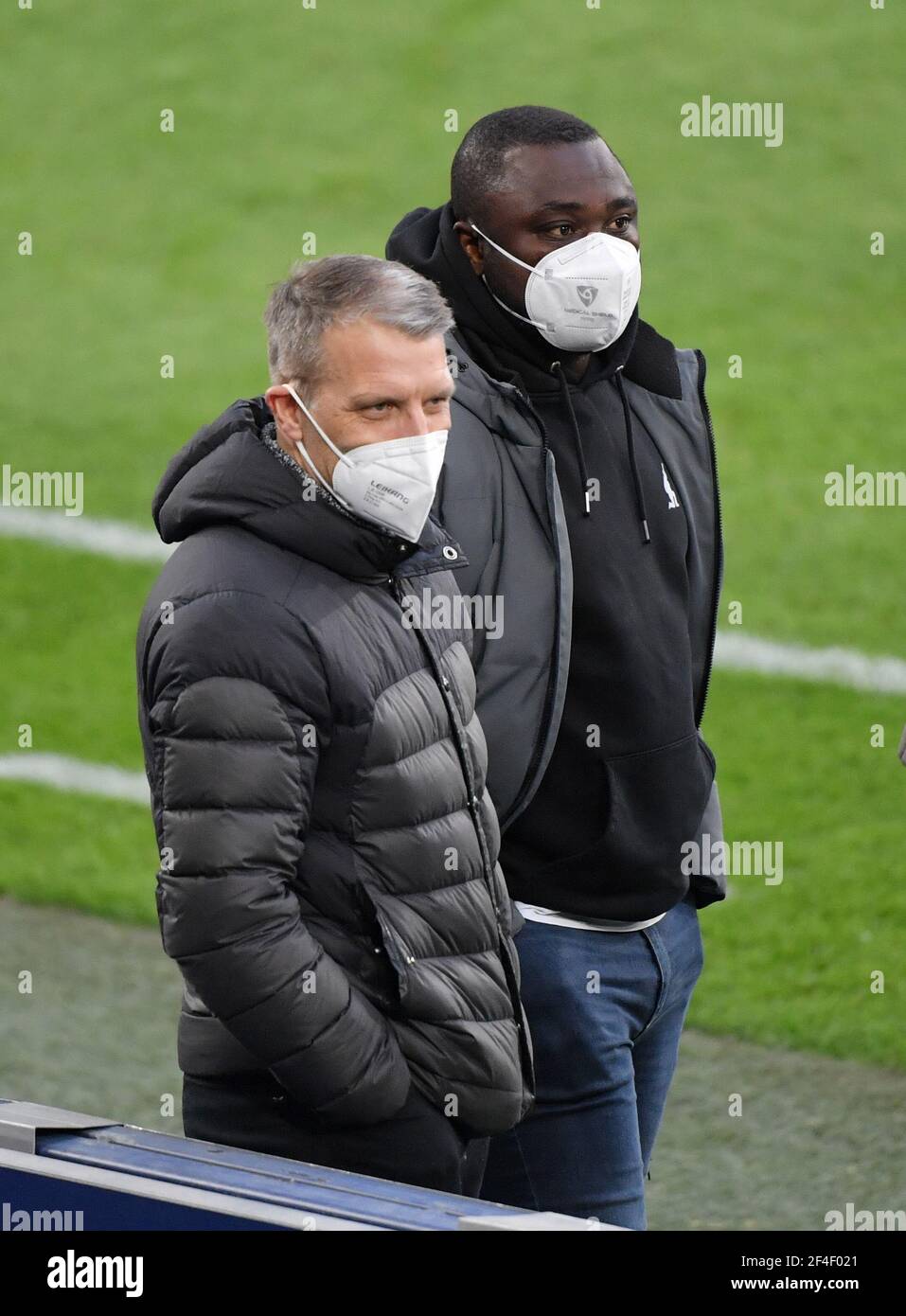 Peter Knäbel (Sportdirektor FC Schalke 04), li., et Gerald Asamoah (SportManager FC Schalke 04) 20.02.2021, Fussball GER, Saison 2020 2021, 1. Bunde Banque D'Images