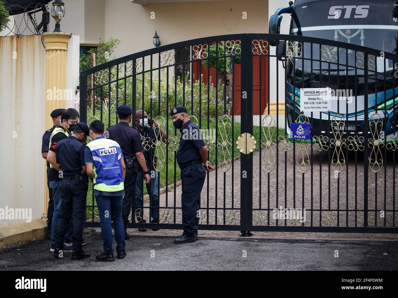 Kuala Lumpur, Malaisie. 21 mars 2021. Des policiers sont en garde à l'entrée de l'ambassade de Corée du Nord.la Corée du Nord coupe ses liens diplomatiques avec la Malaisie en signe de protestation après une décision de justice selon laquelle un citoyen nord-coréen nommé Mun Chol Myong doit être extradé vers les États-Unis pour faire face à des accusations de blanchiment d'argent. Le gouvernement malaisien a déclaré qu'il va ordonner à tous les diplomates de quitter le pays dans les 48 heures. Crédit : SOPA Images Limited/Alamy Live News Banque D'Images