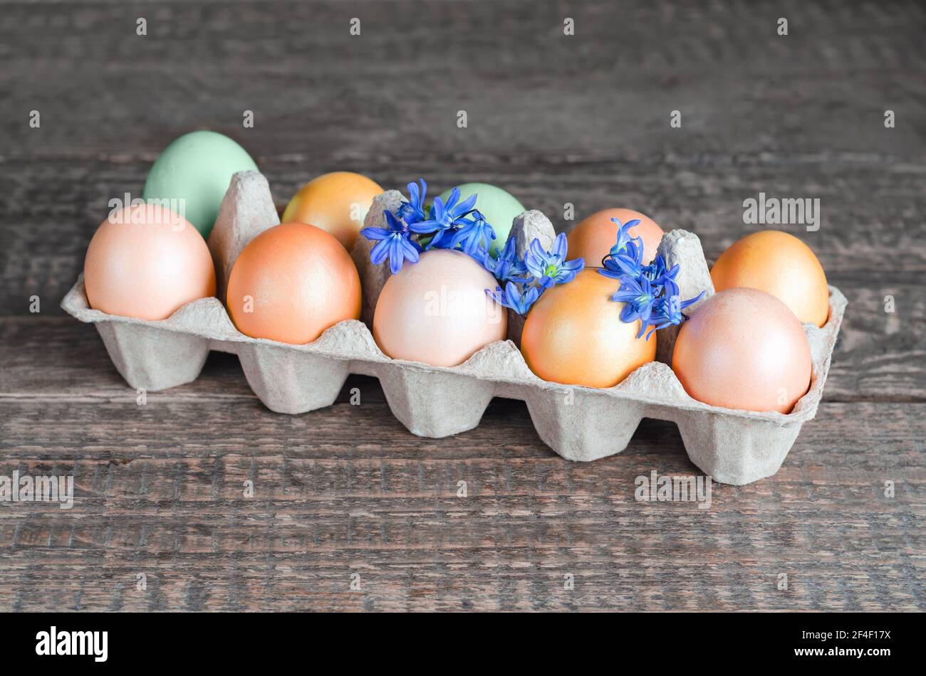 Oeufs de Pâques dans un paquet sur un fond en bois ancien Banque D'Images