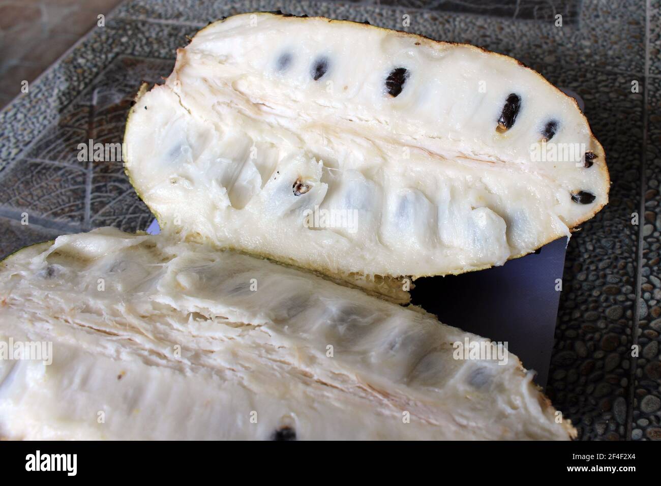 Tranche fraîche de soursop ou de sirsak et sa graine. Banque D'Images