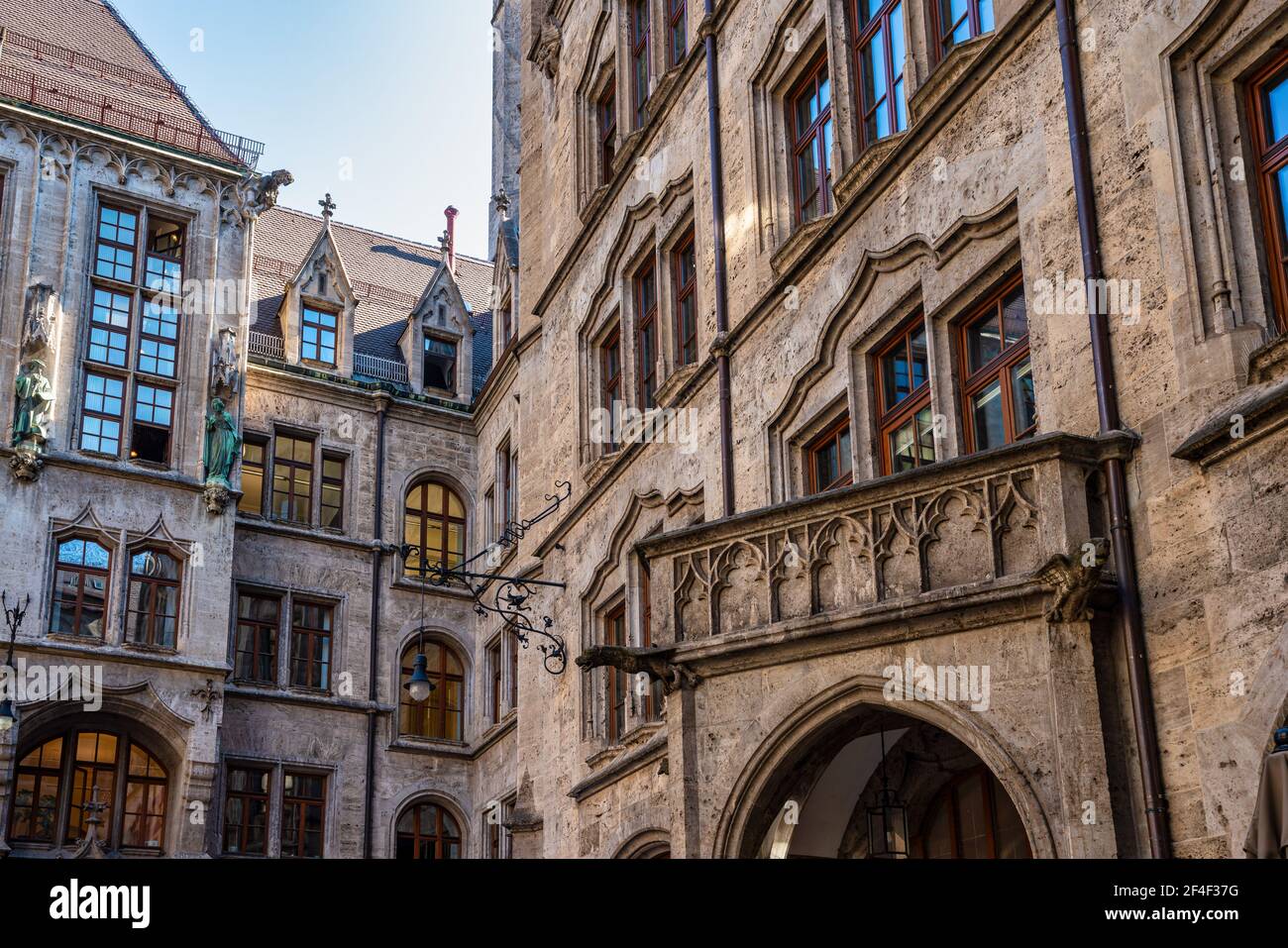 La nouvelle Mairie, est un hôtel de ville à la partie nord de Marienplatz à Munich, Bavière, Allemagne. Il abrite le gouvernement de la ville y compris la ville cou Banque D'Images