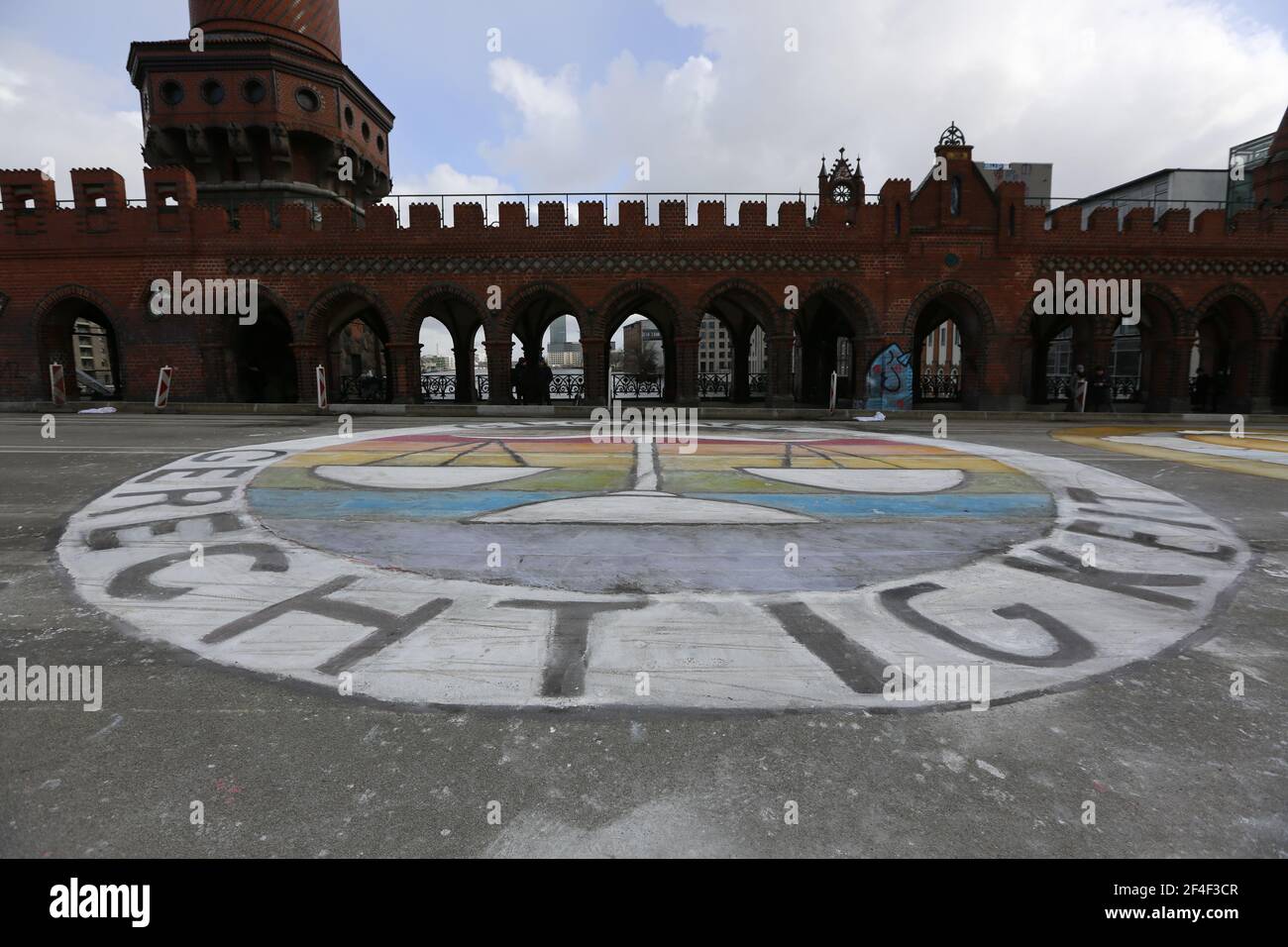 03/19/2021, Berlin, Allemagne, manifestations à Berlin grève des « vendredis pour l'avenir » avec une campagne d'art et une « démonstration de bateau » pour le climat sur l'Oberbaumbrücke. Le mouvement des « vendredis pour l'avenir » a protesté globalement contre le changement climatique pour la septième fois vendredi et a fait grève. L'Oberbaumbrücke a été fermé dans les deux directions jusqu'à 5:30. La photo montre les peintures de rue sur le pont Oberbaum. Banque D'Images