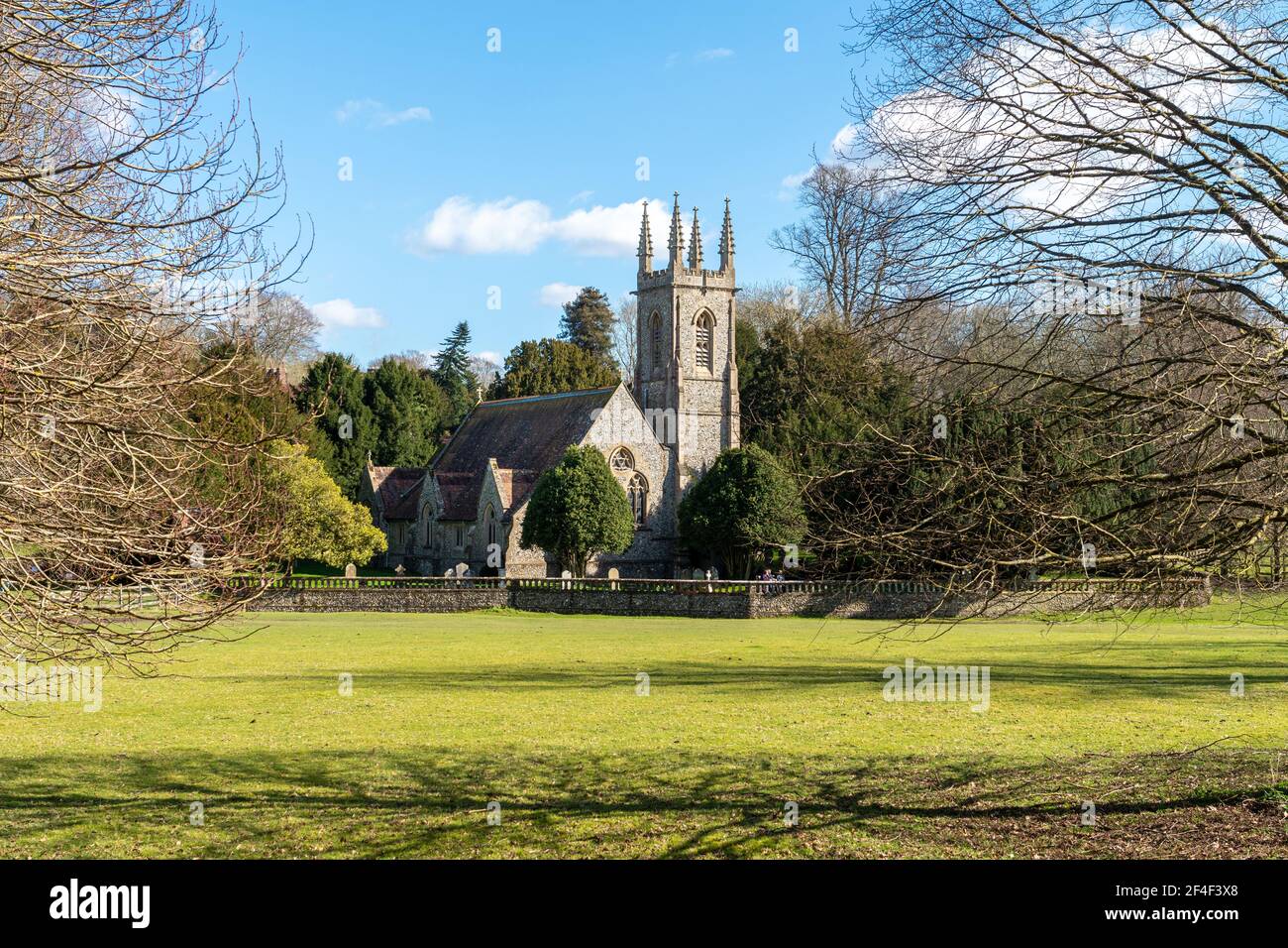 Église St Nicholas dans le village Hampshire de Chawton, Angleterre, Royaume-Uni, où le célèbre auteur Jane Austen a utilisé pour assister à la vue à travers le parc de Chawton Banque D'Images
