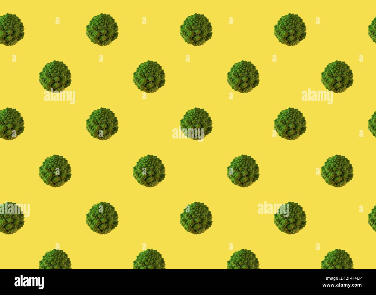 Motif sans couture de brocoli romanesco. Légumes verts sur fond jaune Banque D'Images
