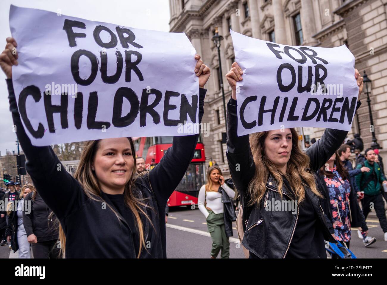 Des militantes protestataires avec des bannières lors d'une marche de protestation anti-verrouillage de la COVID 19 à Westminster, Londres, Royaume-Uni. Pour nos enfants signes. Les femmes de race blanche Banque D'Images