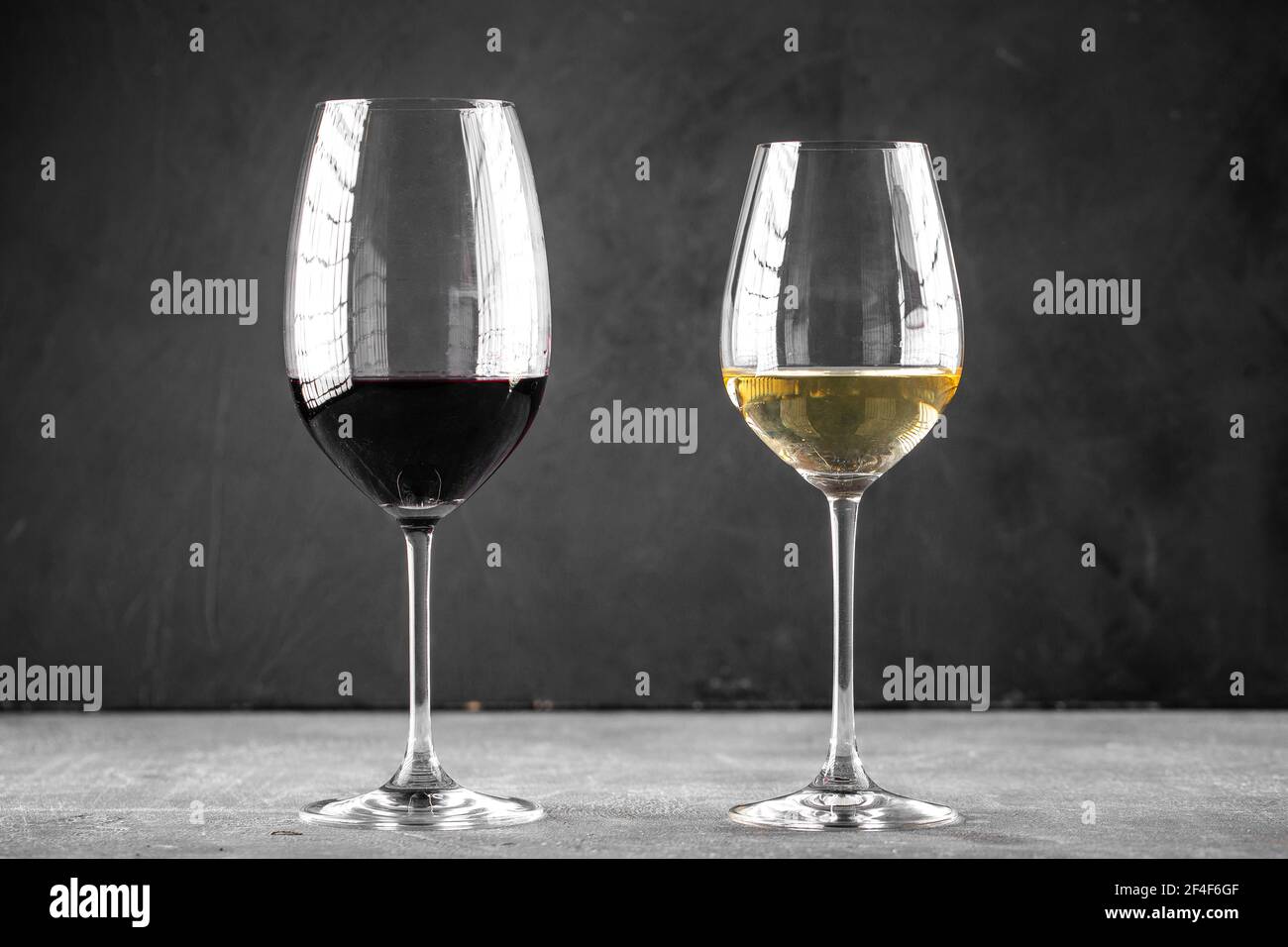 Vue latérale sur deux verres de vin rouge et blanc Banque D'Images