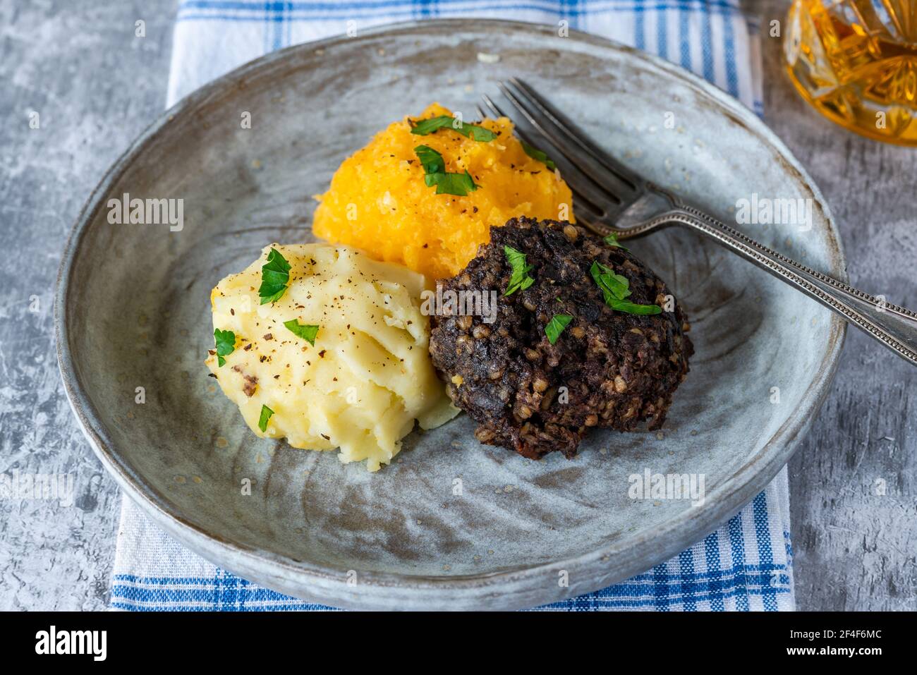 Haggis, neeps and tatties (haggis avec navets et pommes de terre) - plat écossais traditionnel pour la nuit de Burns Banque D'Images