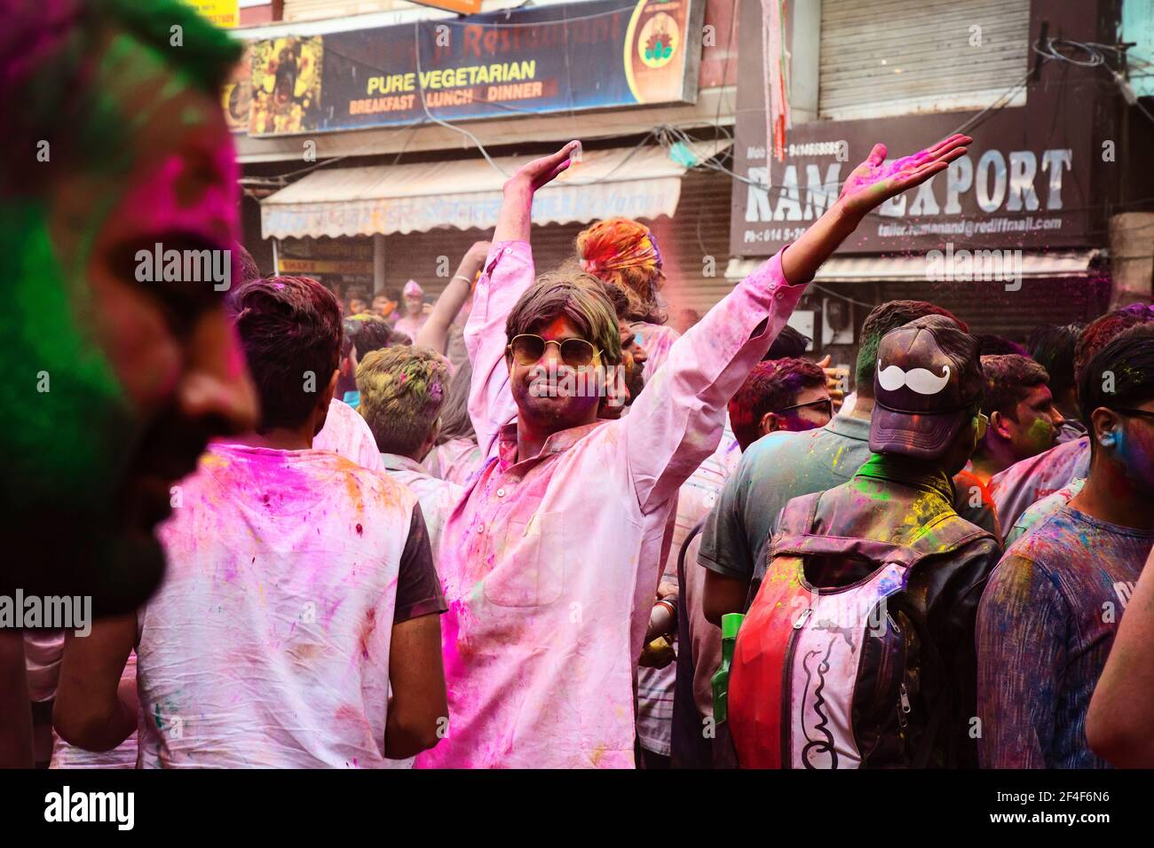 Pushkar au Rajasthan, Inde, 10 mars 2020: Les gens célébrant le festival Holi lancent des couleurs et dansent dans la rue Banque D'Images