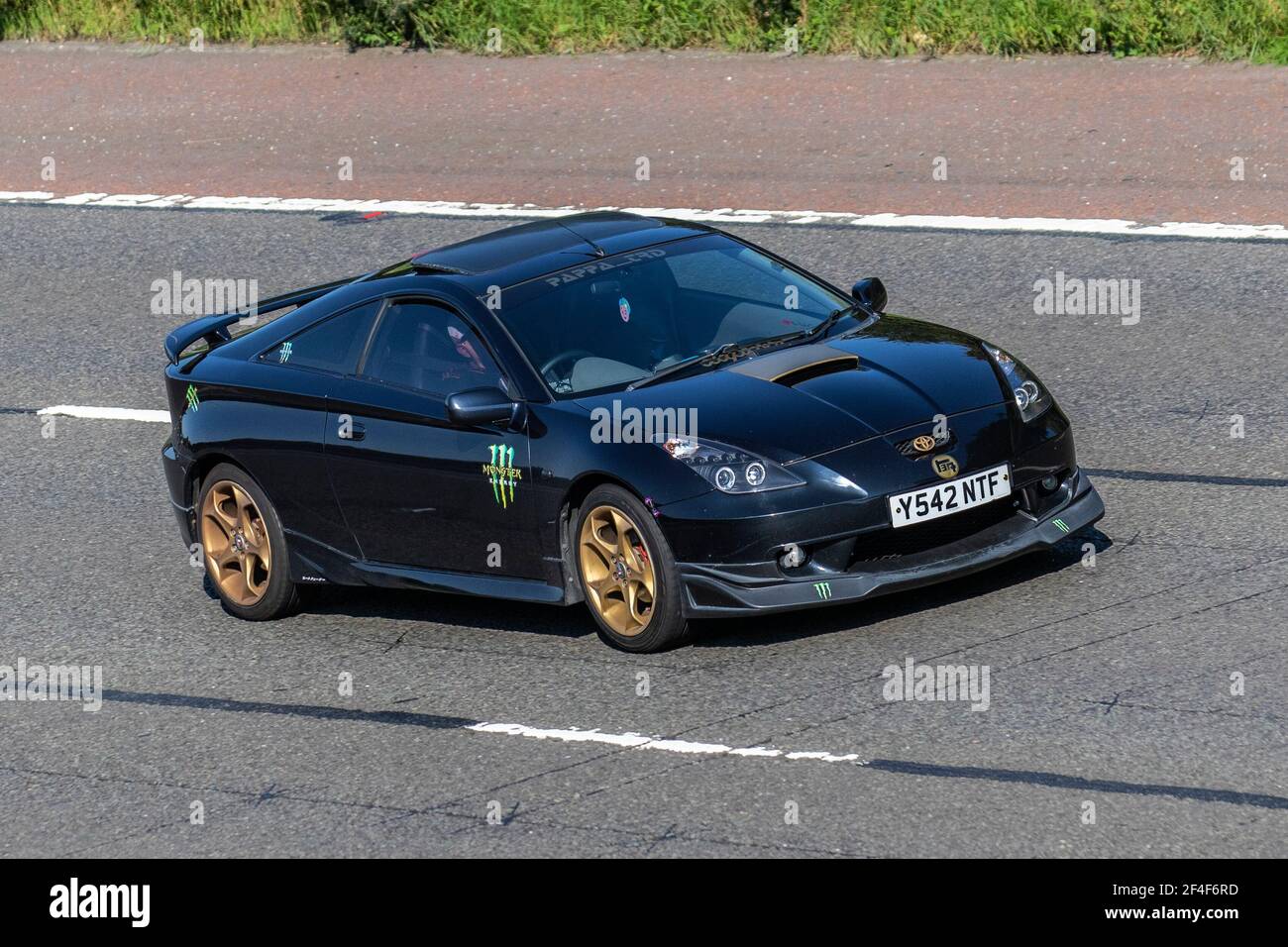 2001 Toyota Celica 190 Vvtli 1796cc noir coupé à essence; circulation automobile, véhicules en mouvement, voitures, véhicule roulant sur les routes britanniques, moteurs, moto sur l'autoroute M6 réseau routier anglais Banque D'Images