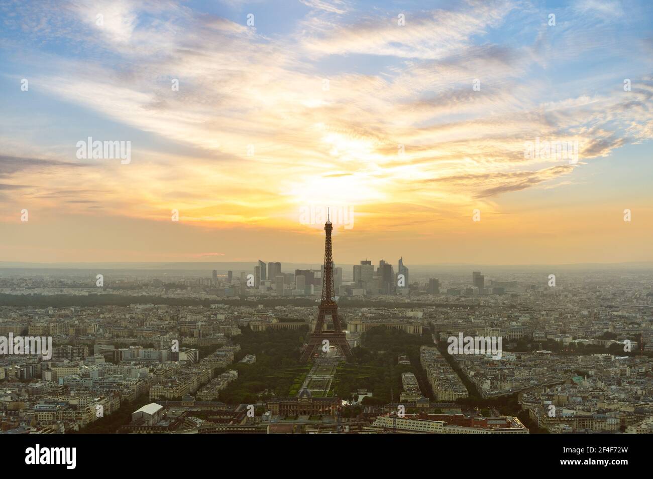 paysage urbain de paris au crépuscule avec la tour eiffel à l'intérieur france Banque D'Images