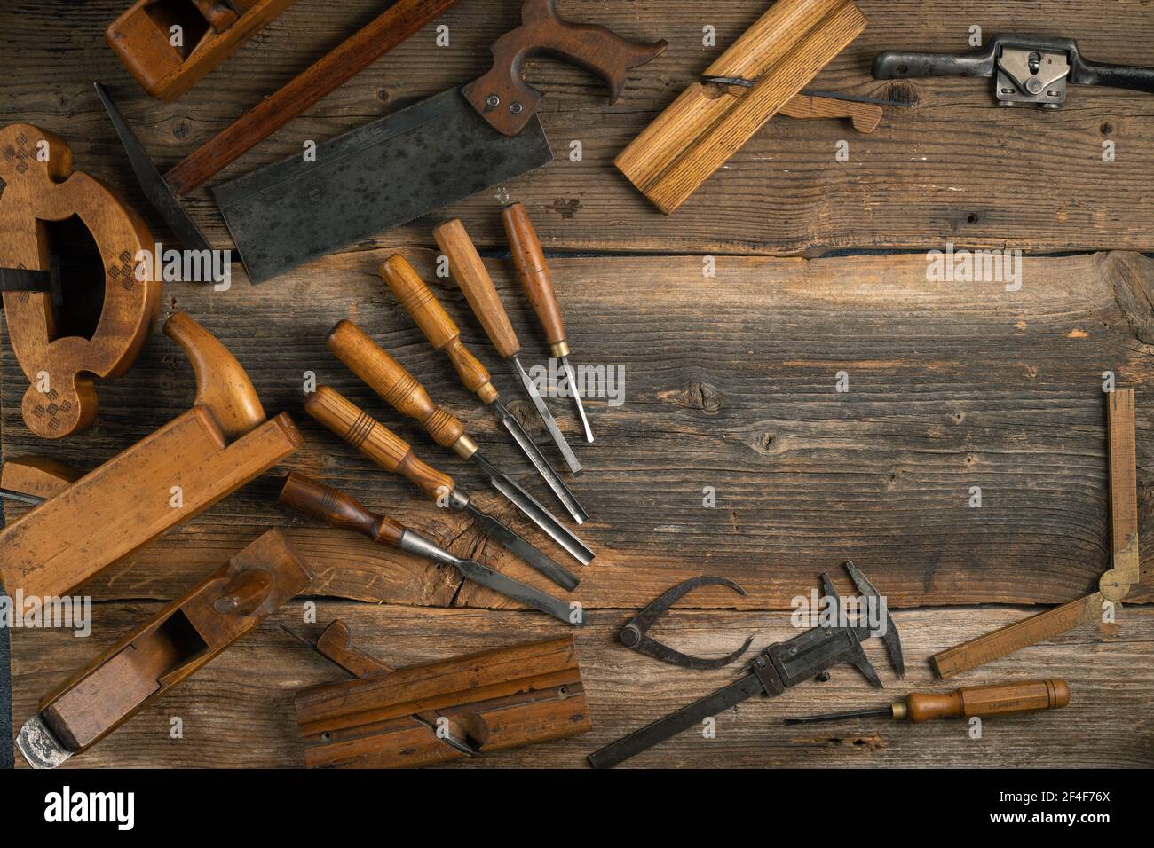 Outils de menuiserie sur fond de table en bois avec espace de copie Banque D'Images