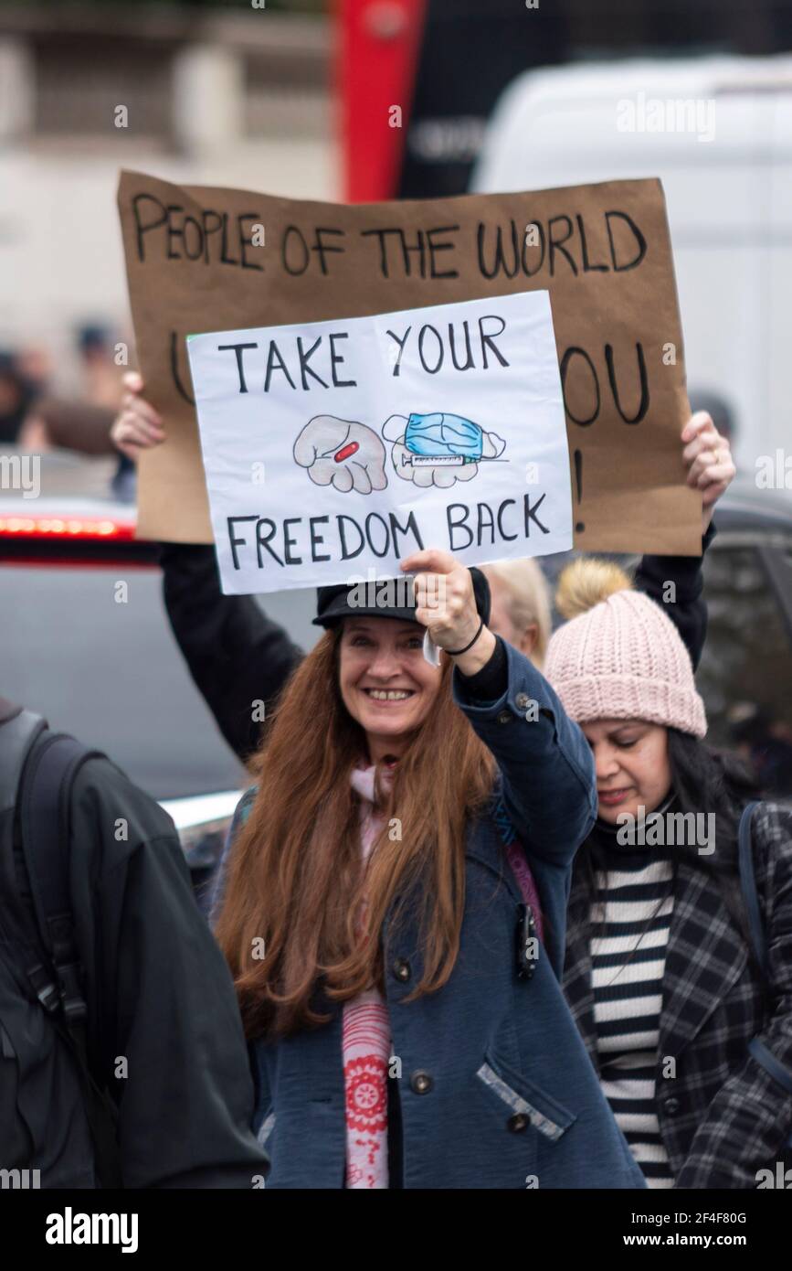 Femme caucasienne avec étiquette de liberté lors d'une manifestation anti-verrouillage de la COVID 19 à Westminster, Londres, Royaume-Uni. Repassez votre message de liberté Banque D'Images