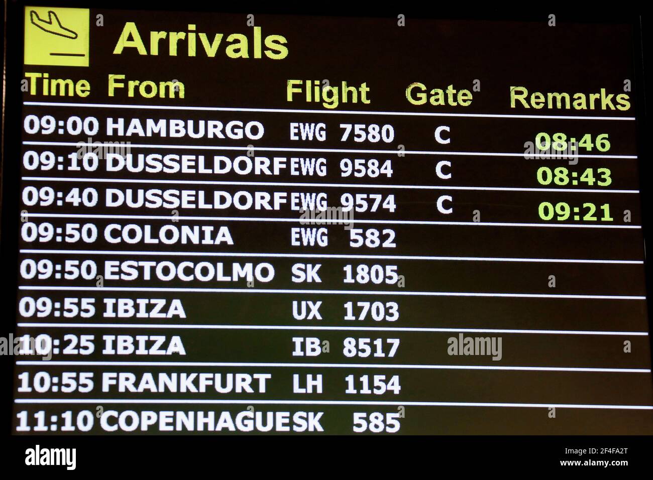 Palma, Espagne. 21 mars 2021. Un panneau d'affichage à l'aéroport de Palma  de Majorque montre les vols arrivant, y compris au départ de Hambourg,  Düsseldorf, Cologne et Francfort. Les compagnies aériennes ont