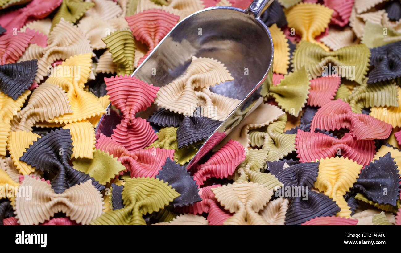 Farfalle coloré noeud pâtes noue fond de pâtes. Banque D'Images