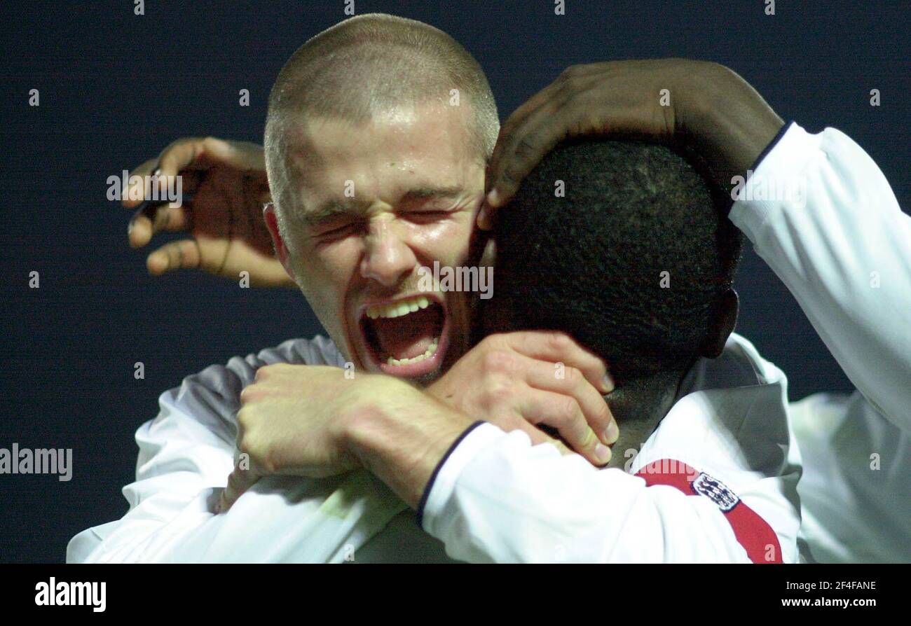 ÉLECTION DAVID BECKHAM FÊTE AVEC ANDY COLE APRÈS L'OBJECTIF DE CHARBON LORS DE LA COUPE DU MONDE D'ANGLETERRE DE L'ALBANIE V DANS LE QEMAL STAFA STADIUM TIRANA Banque D'Images