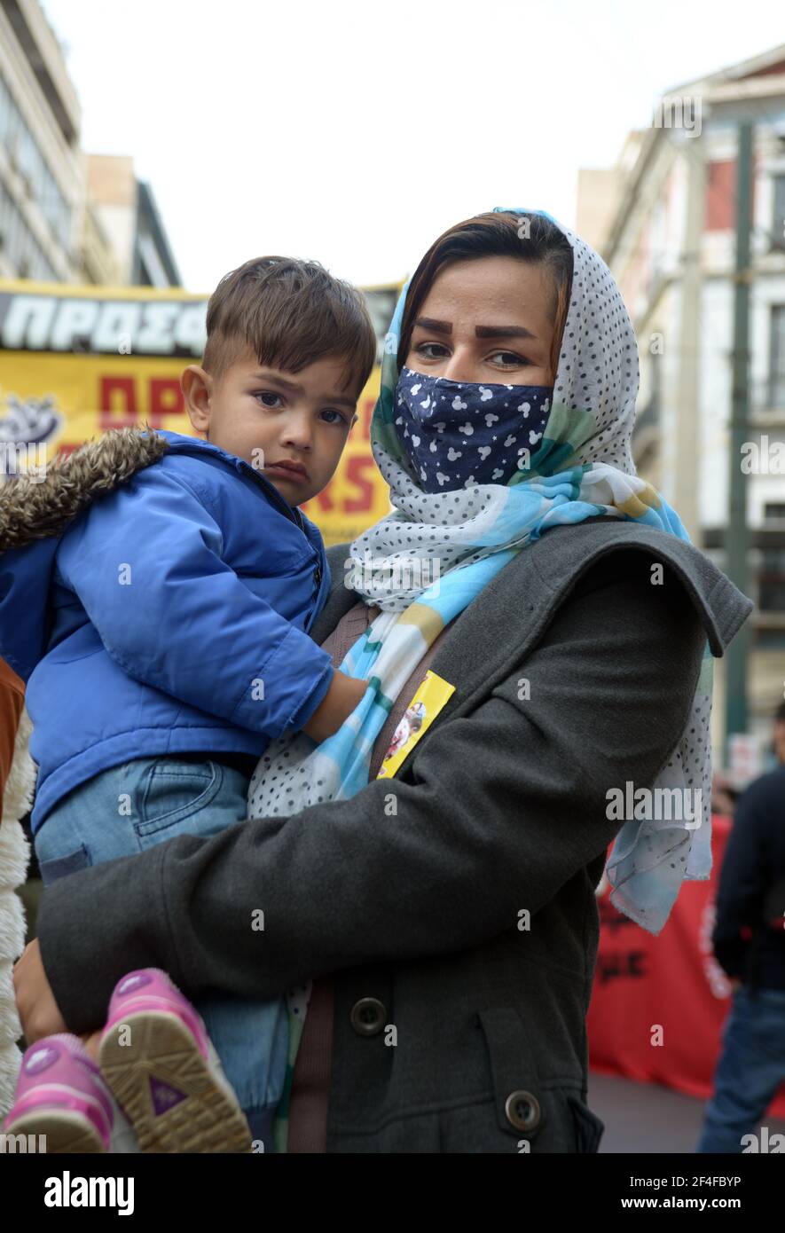 Les réfugiés et les immigrants irréguliers d'Asie et d'Afrique, défilent dans le centre d'Athènes lors d'une manifestation contre le racisme, exigeant des frontières ouvertes. Banque D'Images