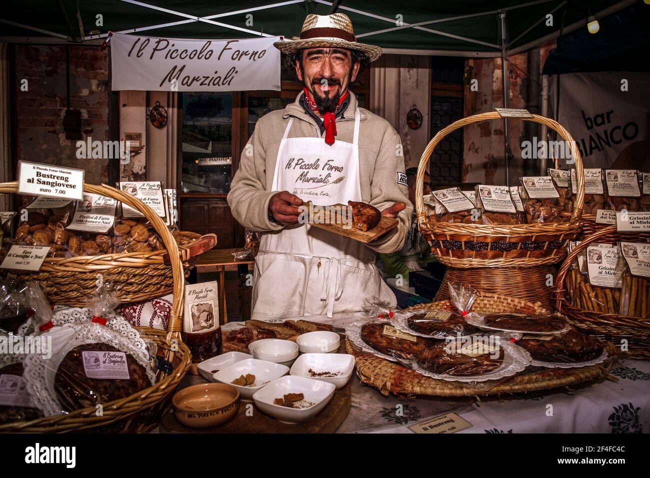 Italie Santarcangelo di Romagna - Piazza Genganelli Fiera di San Martino - kiosque gastronomique - produits de boulangerie Banque D'Images