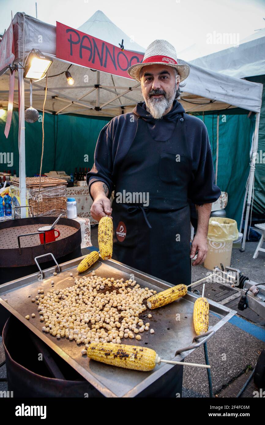 Italie Santarcangelo di Romagna - Fiera di San Martino - stand gastronomique - maïs en épi, pois chiches Banque D'Images