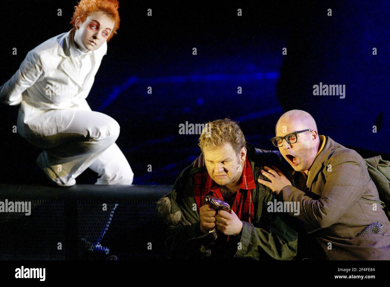 l-r: Gillian Keith (The Woodbird), Graham Sanders (Siegfried), Alasdair Elliott (MIME) à SIEGFRIED par Wagner au Festival International d'Édimbourg 25/08/2002 un chef de production de l'Opéra écossais: Richard Armstrong set design: Hildegard Bechtler costumes: Ana Jebens éclairage: Peter Mumford directeur: Tim Albery Banque D'Images