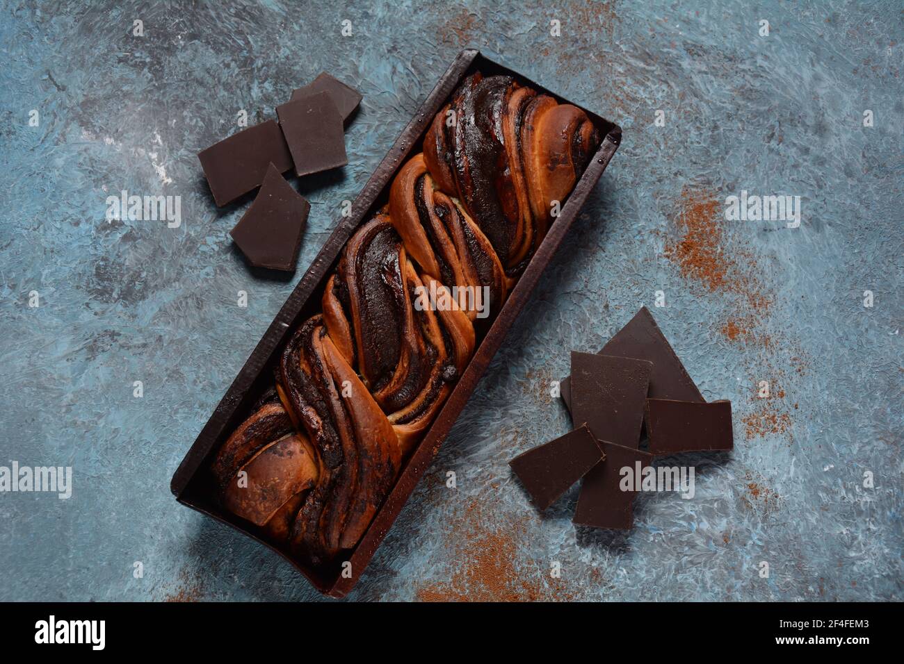 Pain Babka Ou Brioche Farci De Creme De Noisettes Gateau Traditionnel Juif Semblable A Du Pain Recouvert De Chocolat Ou De Cannelle Et Recouvert De Nuggets De Photo Stock Alamy