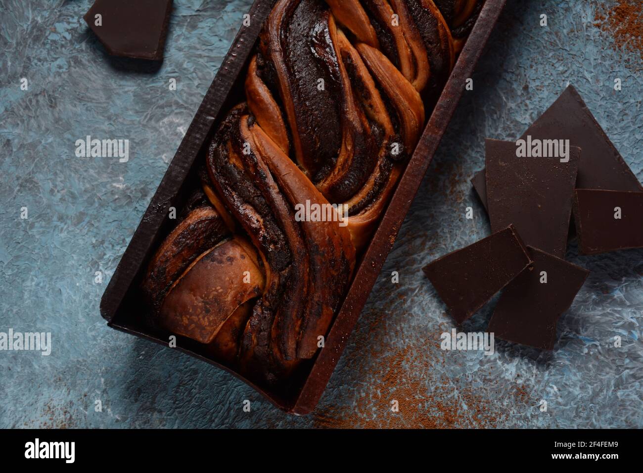 Pain Babka Ou Brioche Farci De Creme De Noisettes Gateau Traditionnel Juif Semblable A Du Pain Recouvert De Chocolat Ou De Cannelle Et Recouvert De Nuggets De Photo Stock Alamy