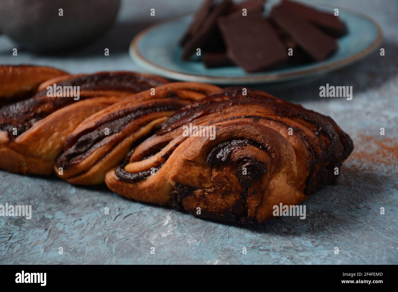 Pain Babka ou Brioche. Farci de crème de noisettes. Gâteau traditionnel juif semblable à du pain, recouvert de chocolat ou de cannelle et recouvert de nuggets de Banque D'Images