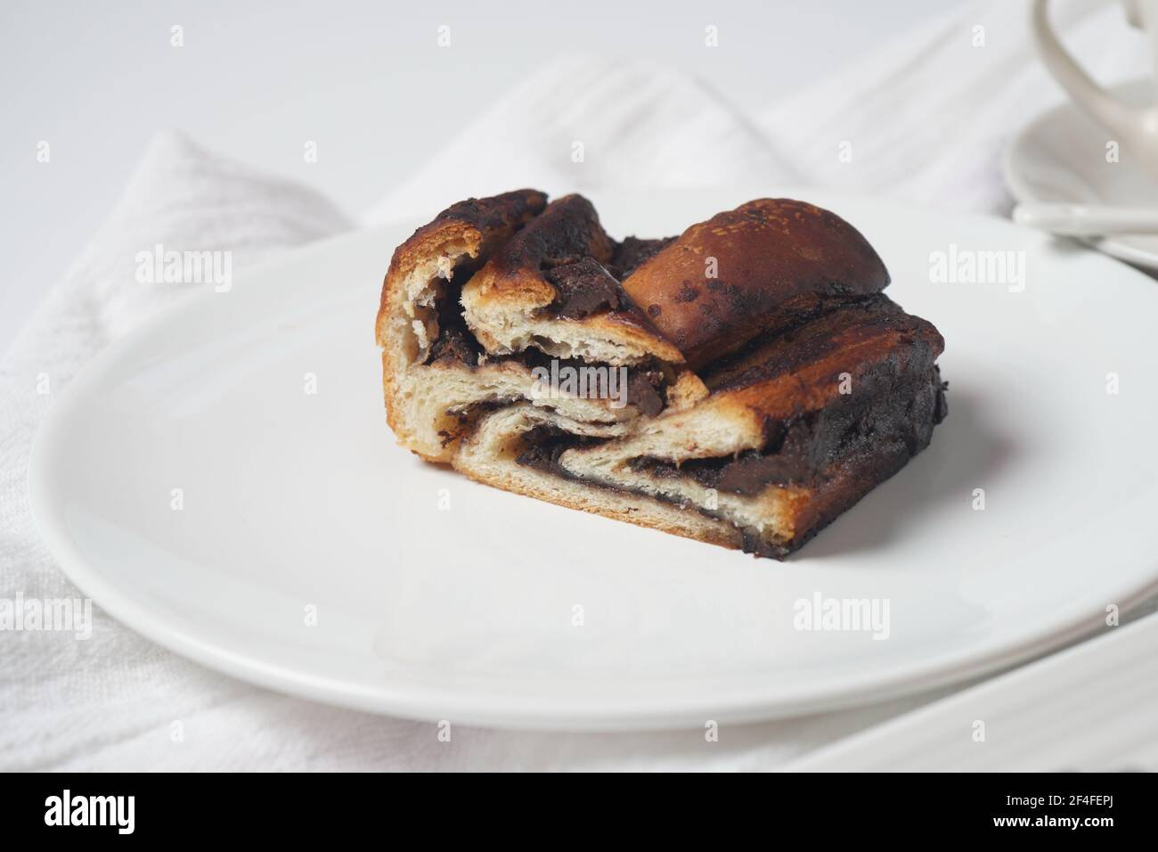 Pain Babka Ou Brioche Farci De Creme De Noisettes Gateau Traditionnel Juif Semblable A Du Pain Recouvert De Chocolat Ou De Cannelle Et Recouvert De Nuggets De Photo Stock Alamy