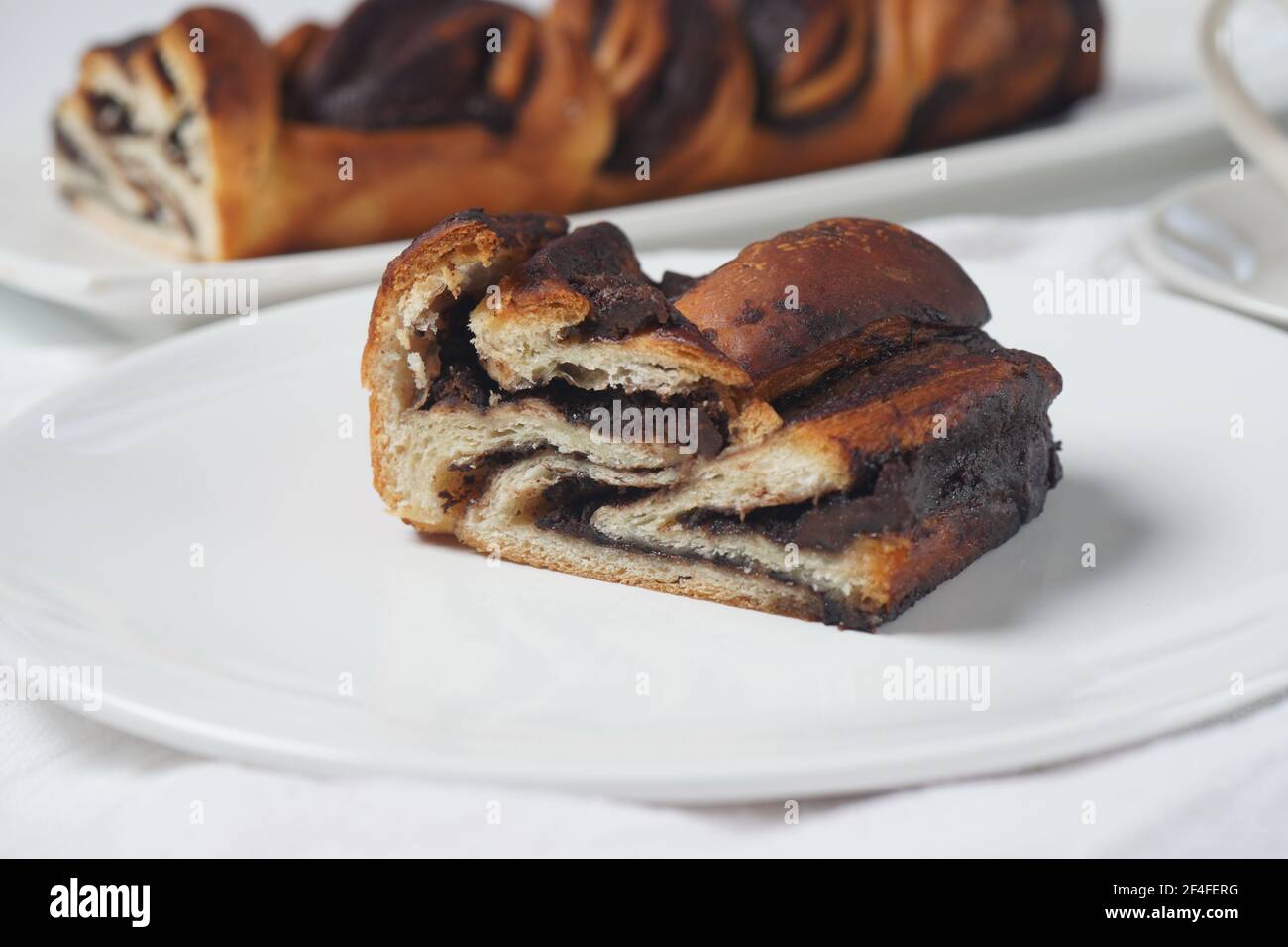 Pain Babka Ou Brioche Farci De Creme De Noisettes Gateau Traditionnel Juif Semblable A Du Pain Recouvert De Chocolat Ou De Cannelle Et Recouvert De Nuggets De Photo Stock Alamy